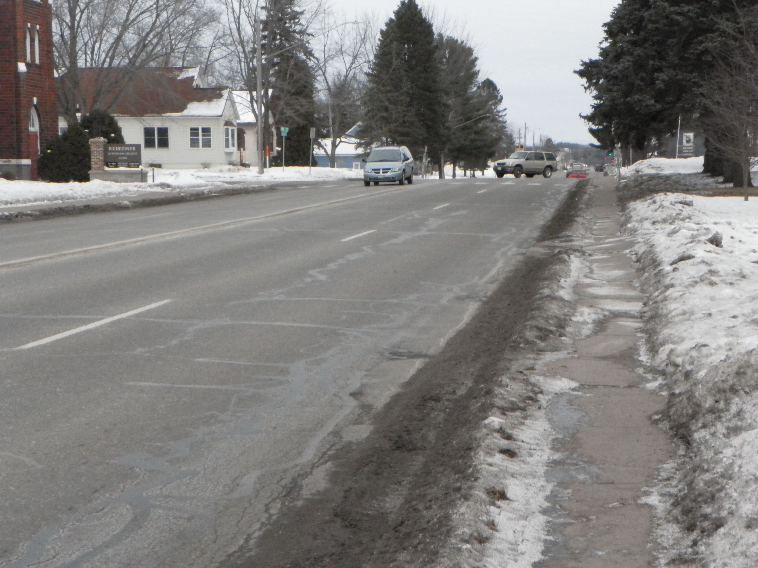 South Hwy 46, sidewalks lack buffer